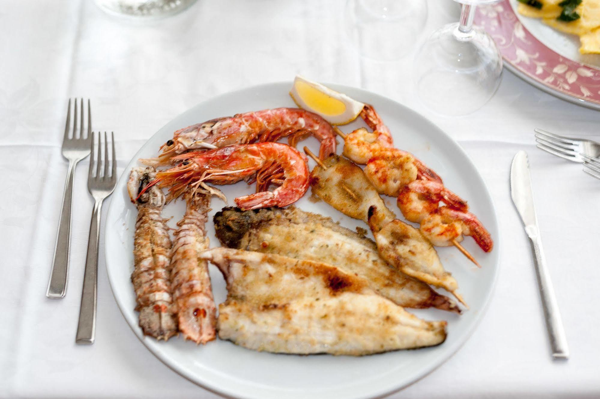 Regina Hotel e Ristorante Punta Marina Esterno foto